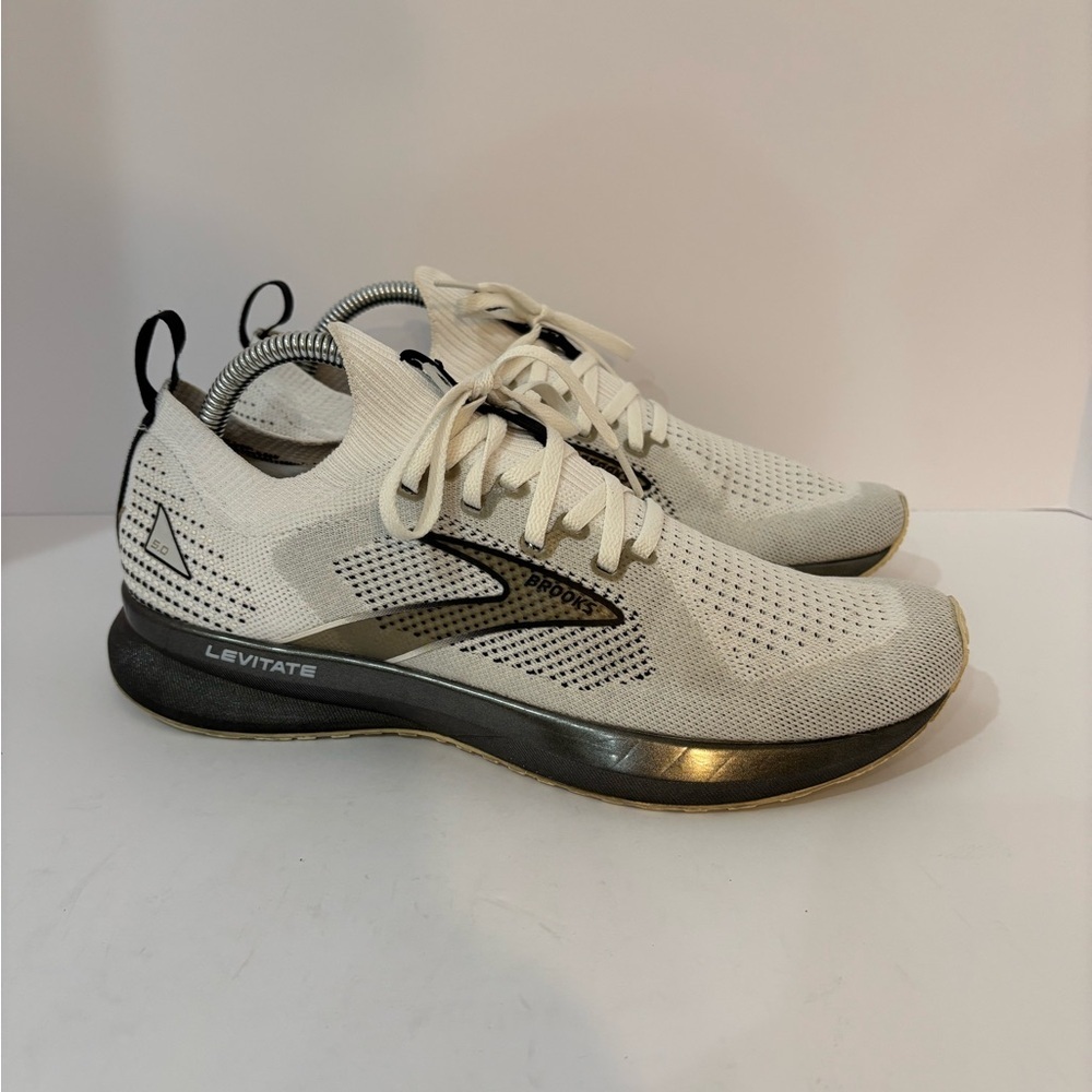 Brooks Levitate size 9.5